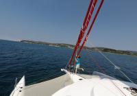 ragazza in prua di trimarano  a vela 1